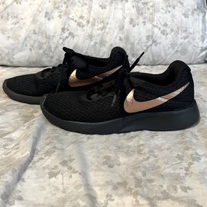 NIKE TANJUN- WOMEN’S SUPERGE black and rose gold sneakers 7.5